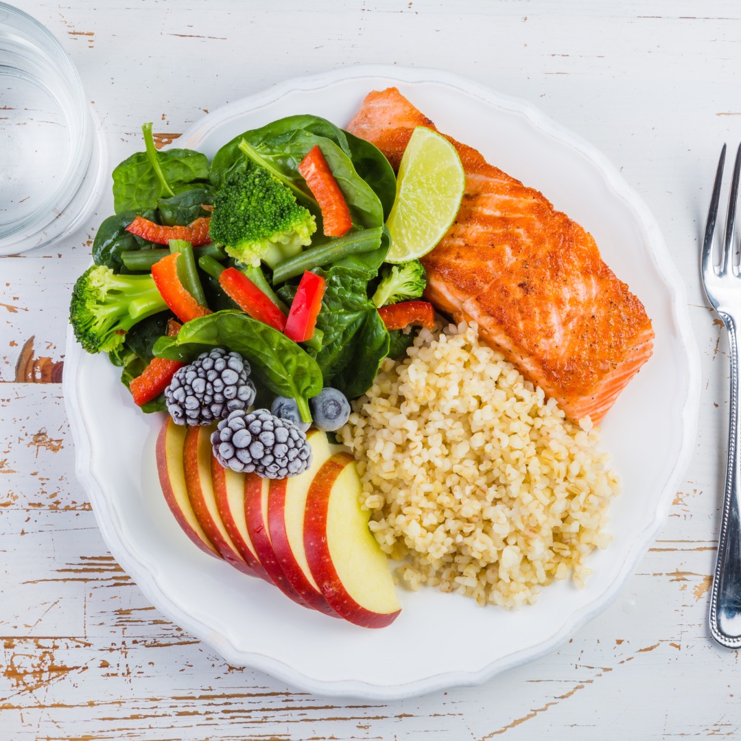 A colorful plate of healthy foods representing the benefits of intermittent fasting.