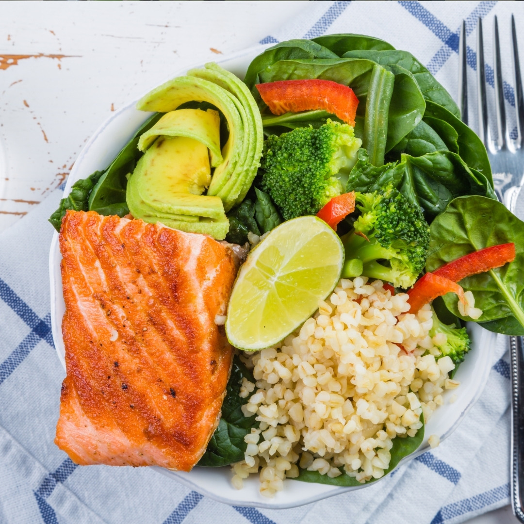 A balanced meal featuring lean protein, whole grains, and vegetables, emphasizing proper nutrition. Healthy meal with chicken, quinoa, and mixed vegetables.